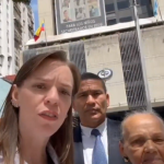 Coordinadora jurídica del Foro Penal Caracas acompaña a madre de Víctor Hugo Quero a denunciar la desaparición forzada de su hijo